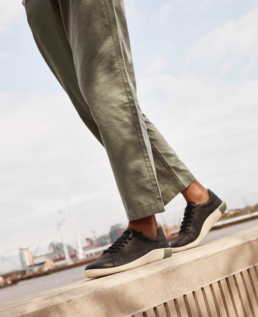 Women's KNX Leather Sneaker Black/Star White